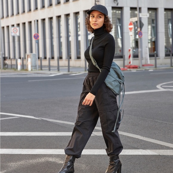 Uniqlo Drawstring Shoulder Bag - Picture 3 of 12